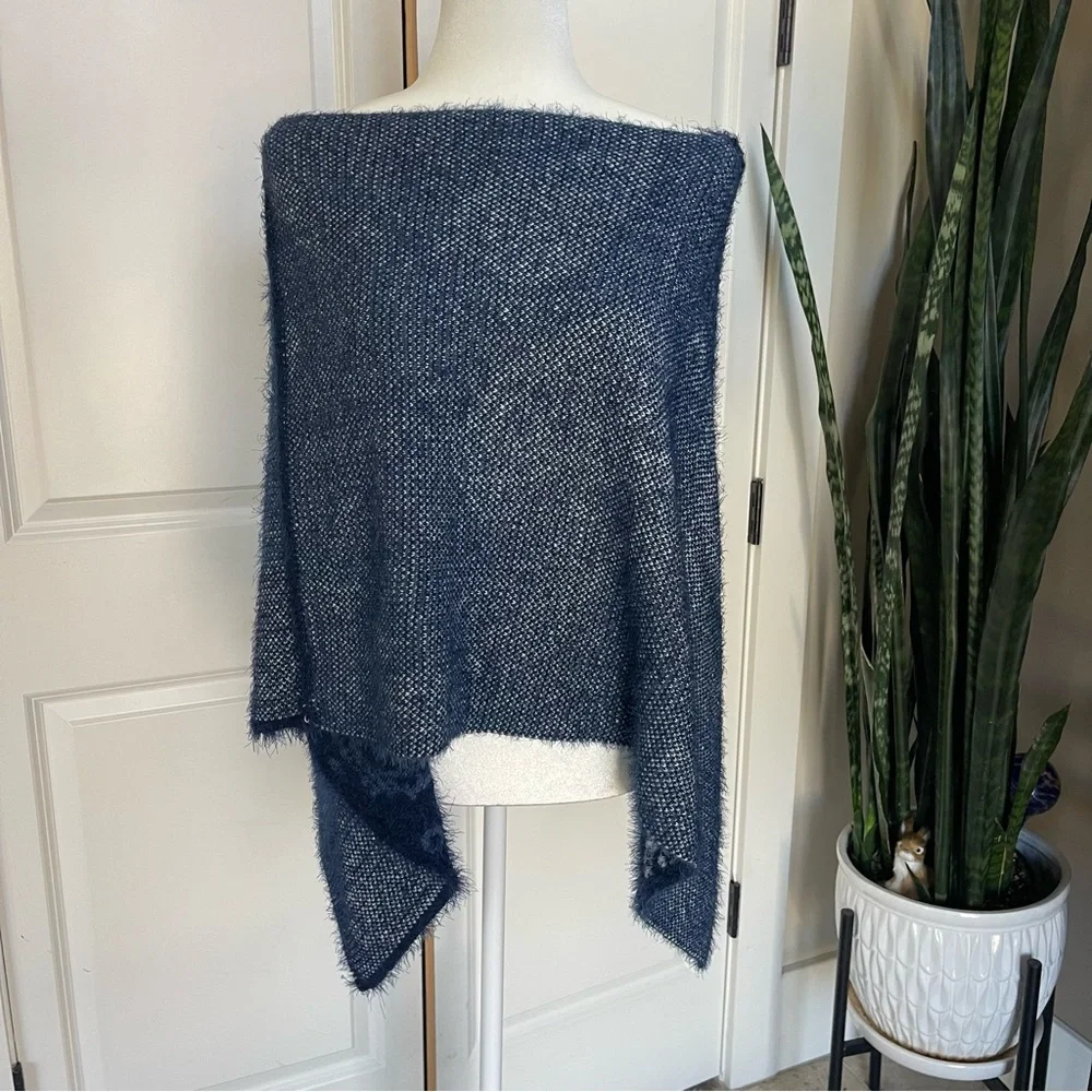 Cashmere Blend, Reversible Navy and White Paisley Print Poncho - Picture 4 of 9